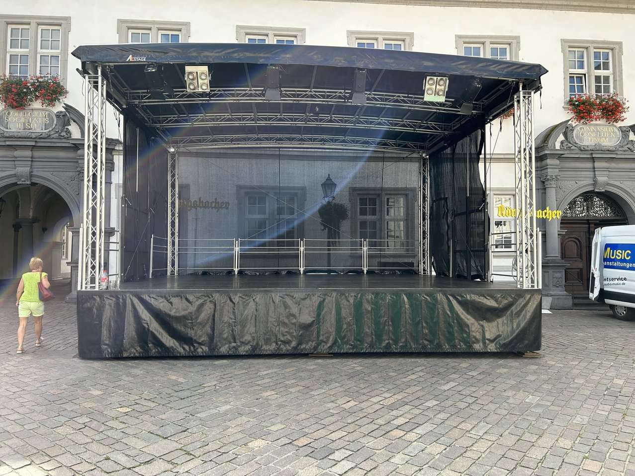 Bühne vor Rathaus