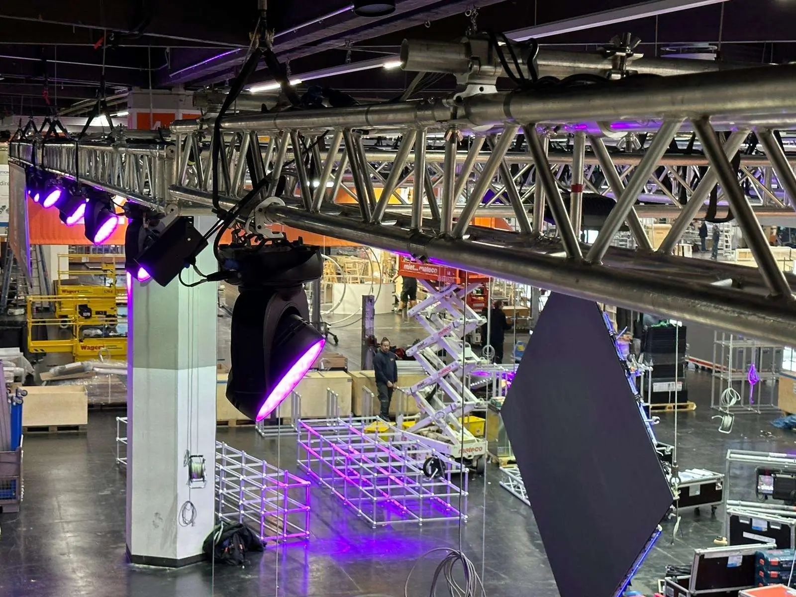 Truss beziehungsweise Traversen mit Lampen im Messebau